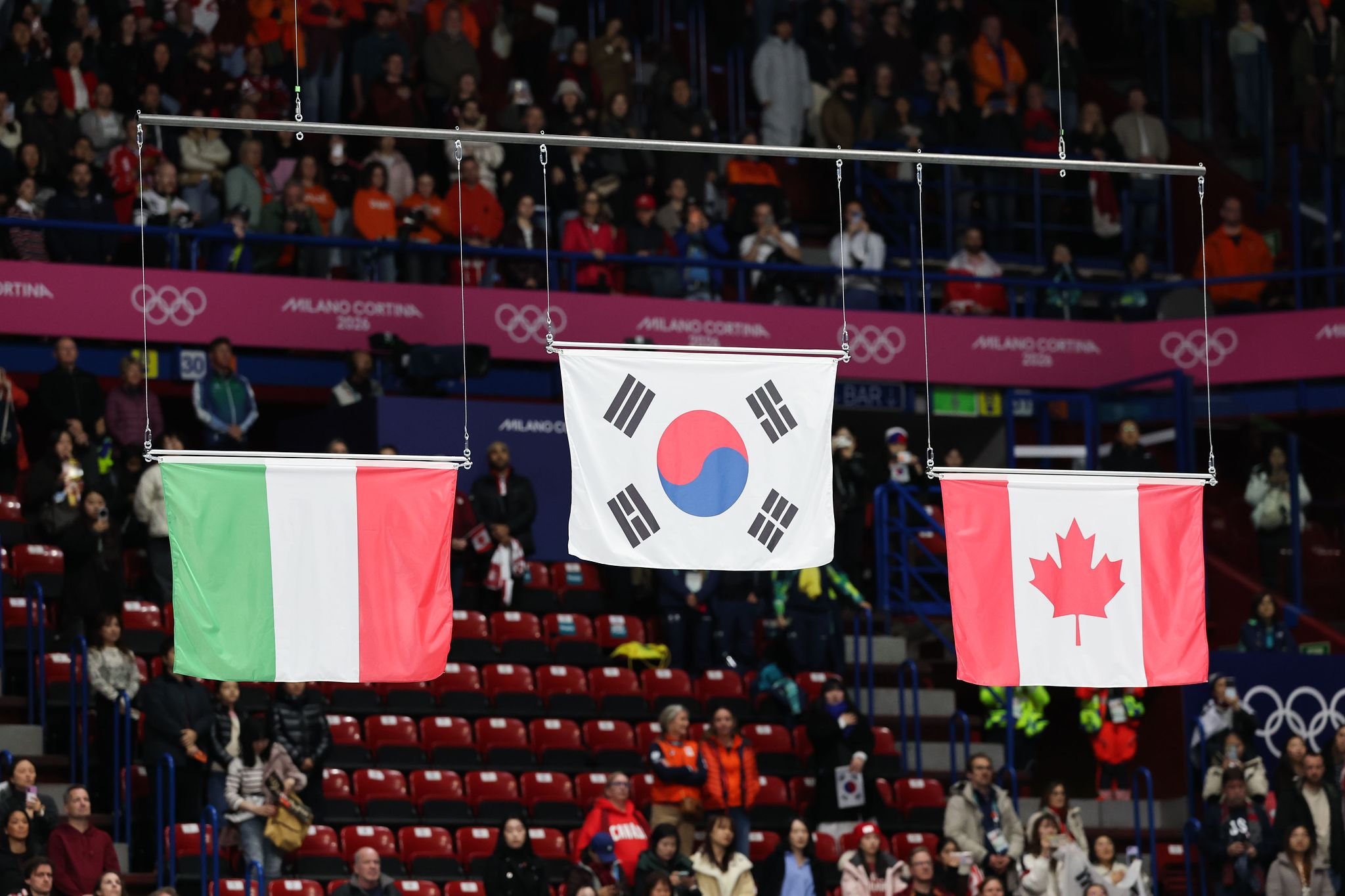 대한민국 여자 쇼트트랙 대표팀이 3000m 계주에서 금메달을 획득한 19일 이탈리아 밀라노 아이스스케이팅 아레나 가장 높은 곳에 태극기가 게양되고 있다. 김종호 기자