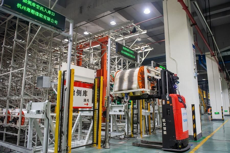 2024년 2월 23일 저장(浙江)성 항저우(杭州)시에 위치한 중처(中策)고무그룹회사의 미래 공장에서 제품을 운송하는 자율주행 지게차. 신화통신 