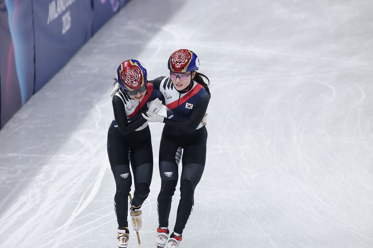 김길리와 최민정(오른쪽)이 19일(한국시간) 이탈리아 밀라노 아이스스케이팅 아레나에서 열린 2026 밀라노·코르티나담페초 동계올림픽 쇼트트랙 여자 3000m 계주 결승에서 금메달을 따낸 뒤 기뻐하고 있다. 뉴스1