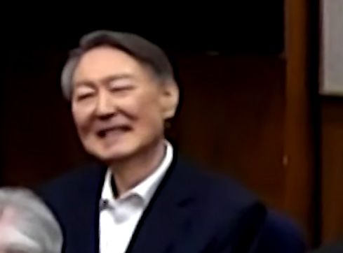 윤석열 전 대통령이 19일 오후 서울 서초구 서울중앙지방법원에서 열린 12·3 비상계엄 관련 내란 우두머리 혐의 사건 1심 선고공판에 출석해 미소를 짓고 있다. 사진 서울중앙지법