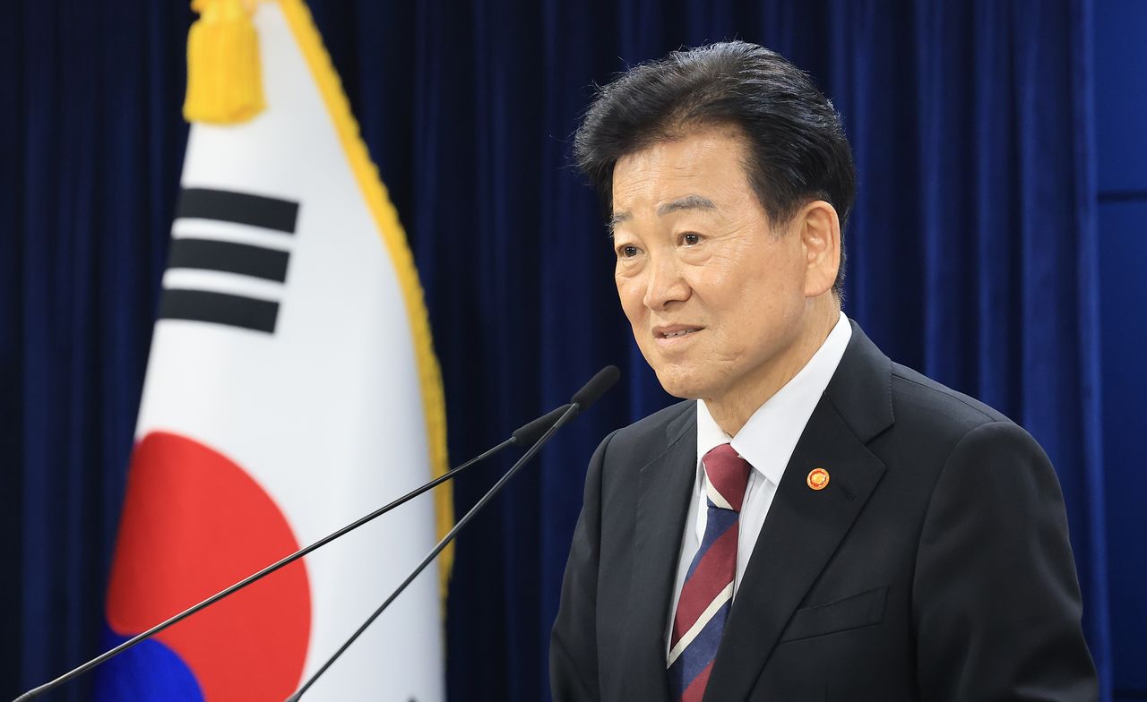 정동영 통일부 장관이 18일 서울 종로구 정부서울청사에서 무인기 사건 관련 입장 및 재발방지대책 추진 계획을 발표하고 있다. 뉴스1