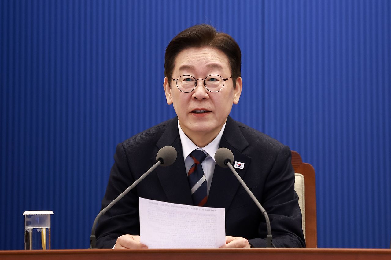 이재명 대통령이 19일 오후 서울 청와대 여민관에서 열린 수석보좌관회의에서 모두발언을 하고 있다. 전민규 기자