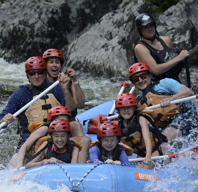 비시즌 급류 레프팅 교관으로 근무하는 폴라 몰츠잔(맨 위). 사진 몰츠잔 SNS