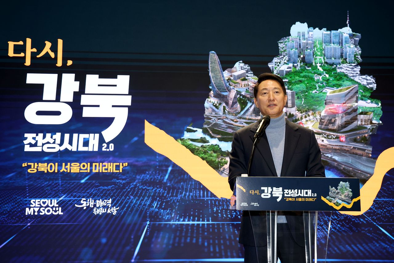 오세훈 서울시장이 19일 오전 서울시청에서 기자설명회를 열고 강남북 균형발전을 위한 서울대개조 프로젝트 '다시,강북전성시대 2.0'을 본격 가동한다고 발표하고 있다.   [뉴스1]