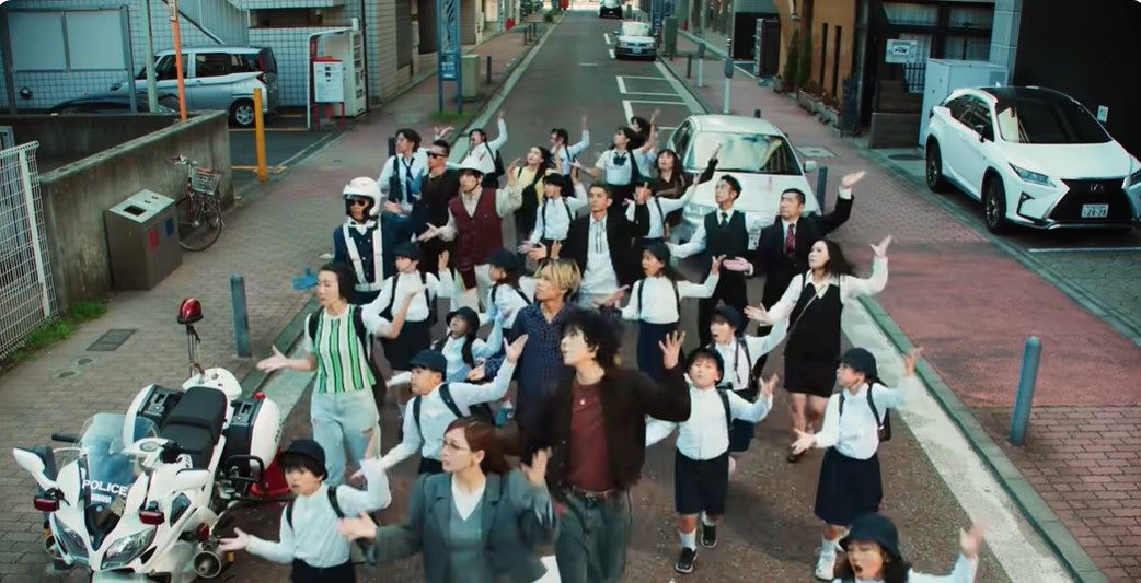 지코와 이쿠타 리라가 작업한 '듀엣' 뮤직비디오 한 장면 유튜브 캡처. 