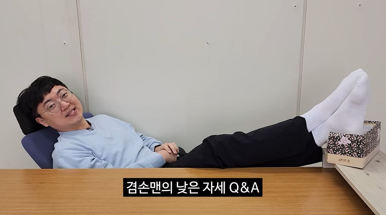 ‘충주맨’ 김선태 충주시 주무관이 최근 사직서를 제출했다. 김 주무관은 구독자가 늘어날 때마다 ‘겸손맨의 낮은 자세 토크’란 영상을 올려 구독자들에게 즐거움을 줬다. [사진 유튜브 채널 충TV 캡처]