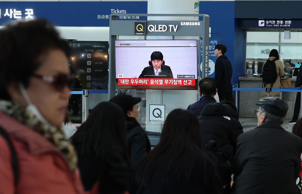 19일 오후 대전역 대합실에서 시민들이 윤석열 전 대통령의 내란 우두머리 혐의 1심 선고 생중계를 시청하고 있다. 뉴스1