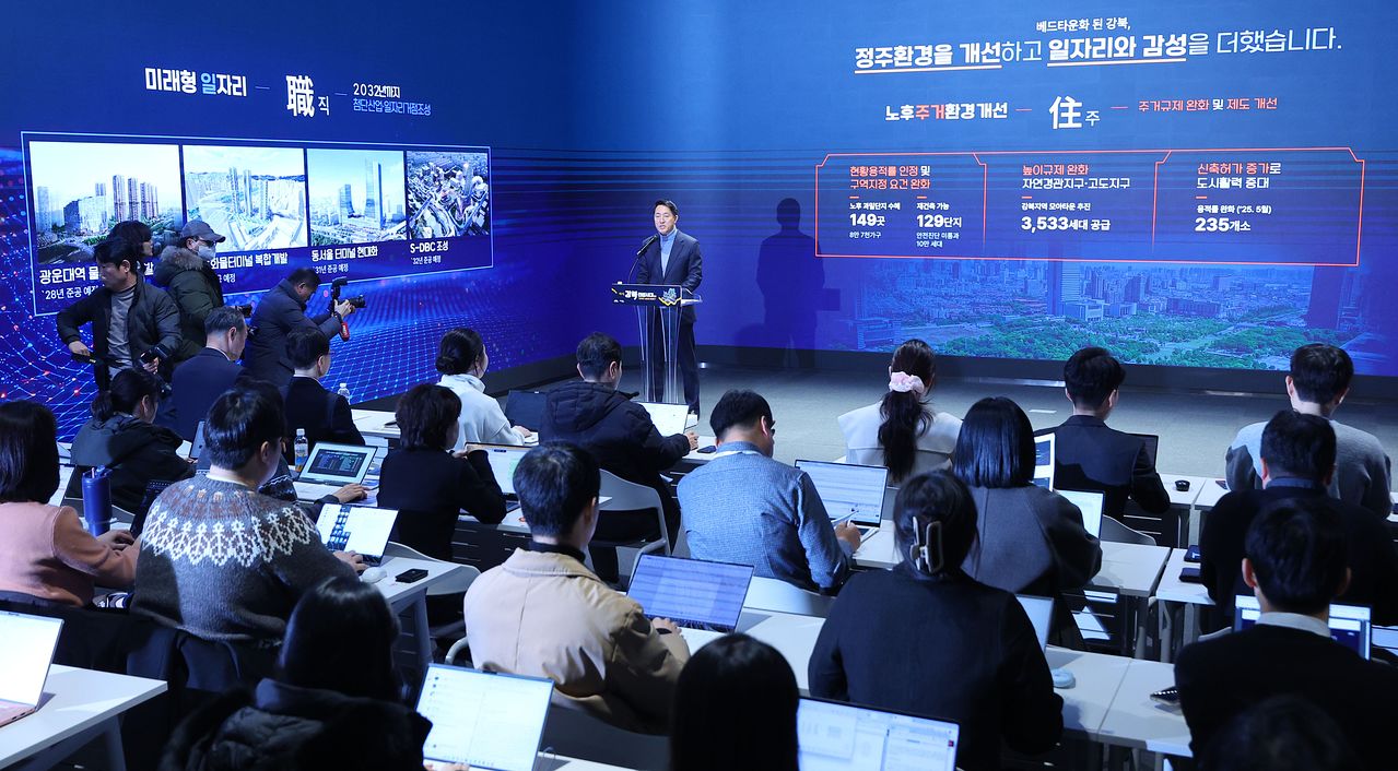오세훈 서울시장이 19일 서울시청 서울갤러리에서 강남북 균형발전을 위한 서울대개조 프로젝트 '다시,강북전성시대 2.0'을 발표하고 있다. [연합뉴스]