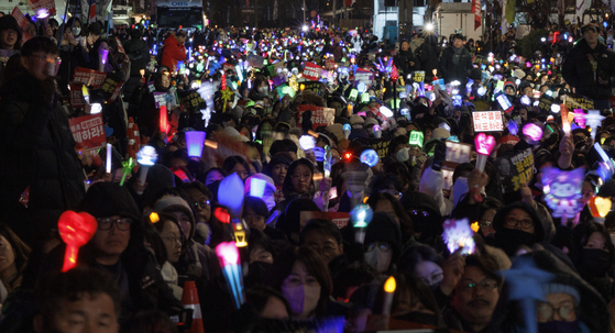 지난 2024년 12월 11일 오후 서울 여의도 국회 앞에서 열린 윤석열 대통령 탄핵 촉구 촛불 집회에 참석한 시민들이 응원봉을 들고 구호를 외치고 있다. 연합뉴스