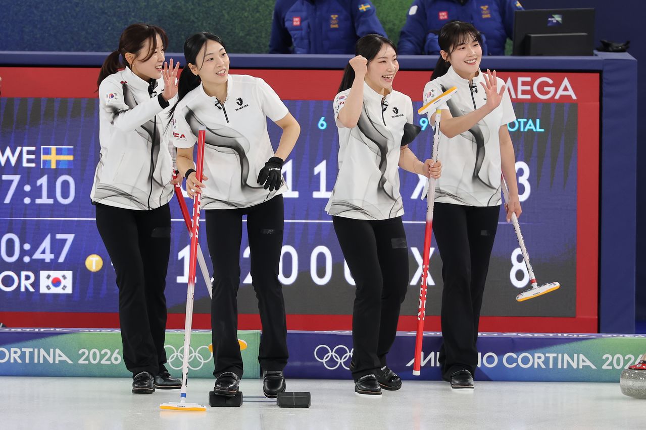 한국 여자컬링 대표팀의 김은지, 김민지, 김수지, 설예은(왼쪽부터)이 18일 세계 최강 스웨덴을 7엔드 만에 제압하고 4강행 희망을 살린 뒤 얼터 설예지를 향해 손을 흔들며 기뻐하고 있다. [연합뉴스]
