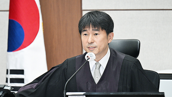 지귀연 부장판사가 지난해 4월 21일 서울 서초동 서울중앙지법에서 열린 내란 우두머리 혐의 형사재판 2번째 공판에서 발언하고 있다. 뉴스1
