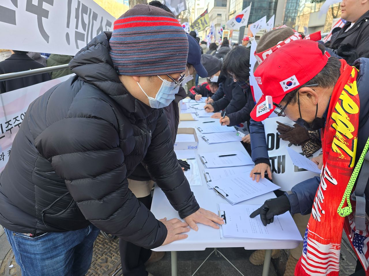 윤석열 전 대통령이 내란우두머리 혐의 등으로 무기징역을 선고받은 19일 오후 윤 전 대통령 지지 단체가 교대역 인근에서 재판부에 제출할 탄원서를 받고 있다. 김예정 기자
