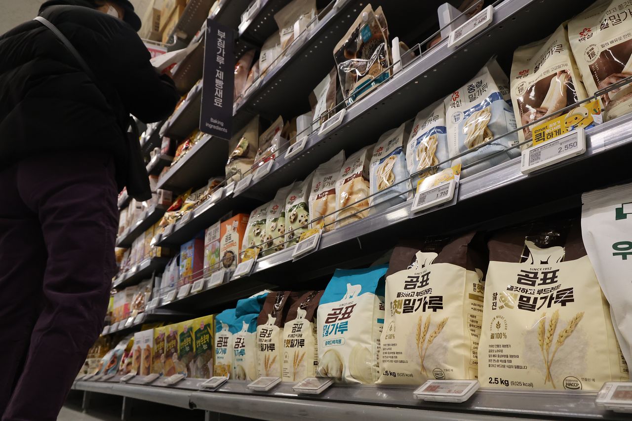 공정거래위원회가 밀가루 가격을 담합한 혐의를 받고 있는 국내 제분업체들에 대한 제재 절차에 착수했다. 사진은 6일 서울 시내 대형마트에 설탕, 밀가루 판매대 모습. 연합뉴스