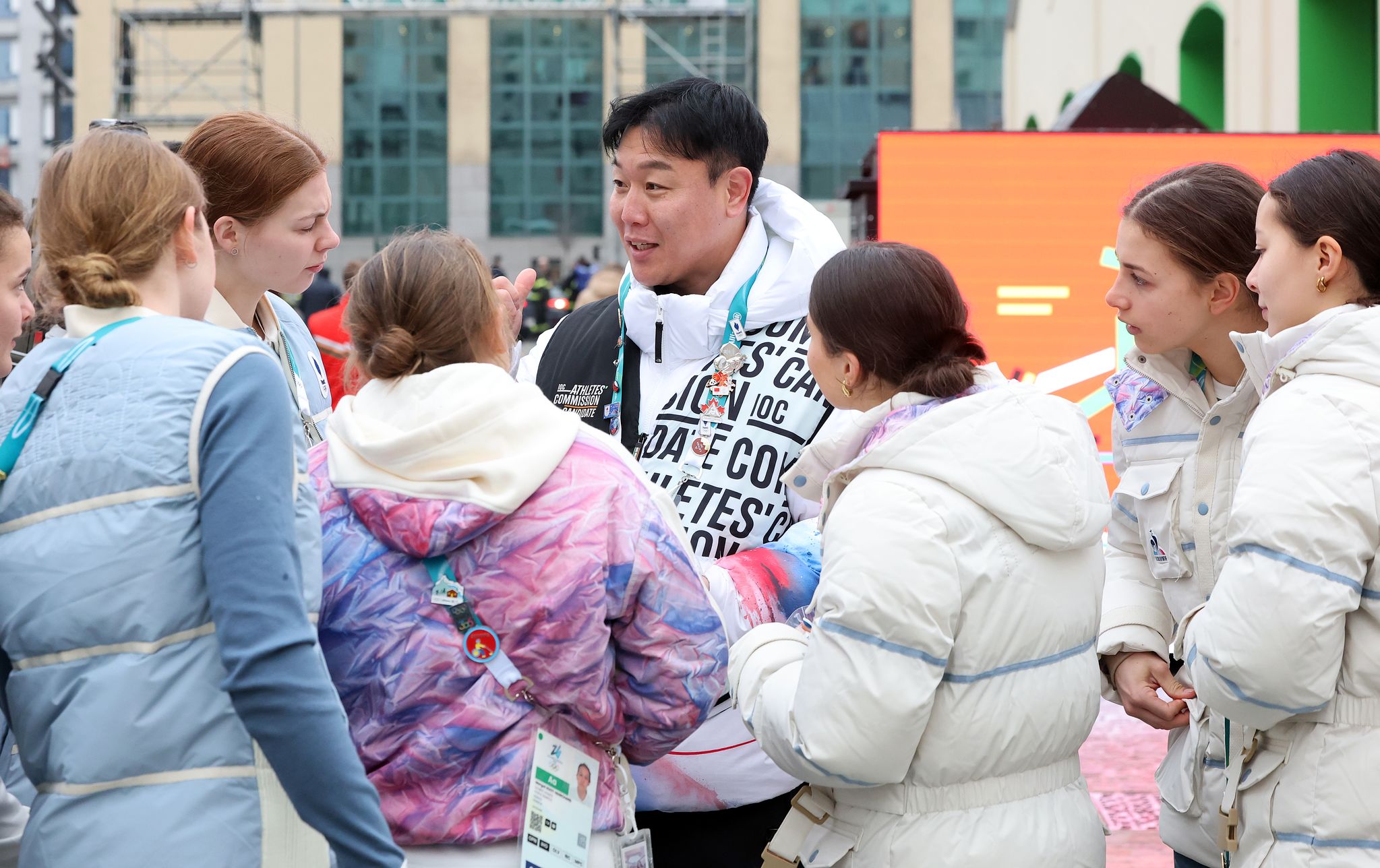 밀라노 올림픽 빌리지에서 만난 외국인 선수들과 대화를 나누는 원윤종(가운데). 뉴스1