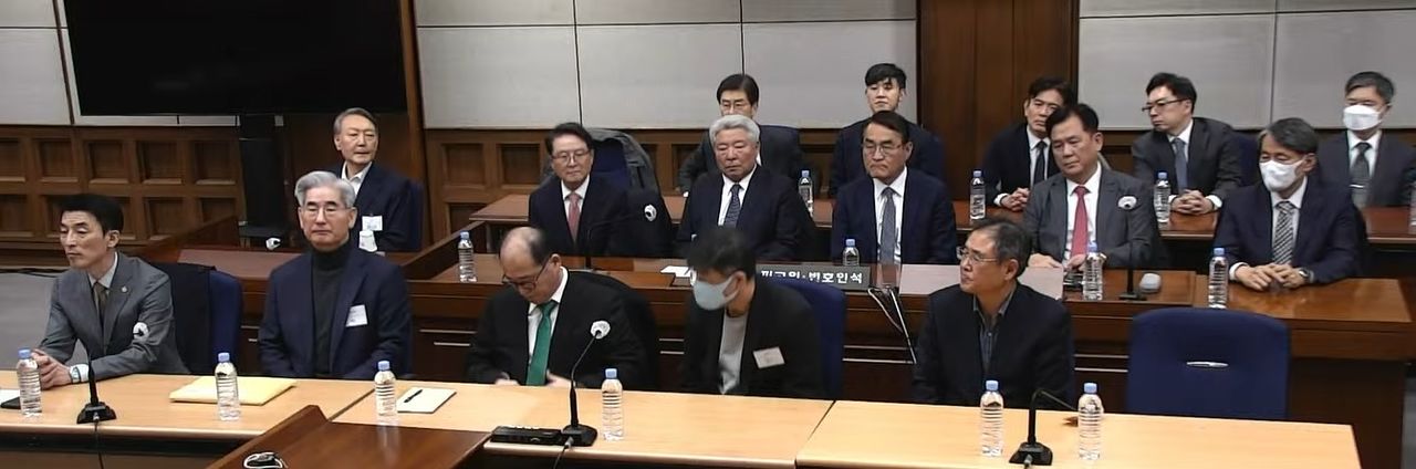 윤석열 전 대통령이 19일 오후 서울 서초구 서울중앙지방법원에서 열린 12·3 비상계엄 관련 내란 우두머리 혐의 사건 1심 선고공판에 출석해 자리에 앉아 있다. 뉴스1