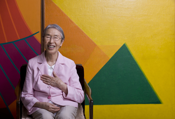 2012년 5월 서울 방배동 자택 안방 화실에 놓인 유영국 작품 앞의 김기순 씨. 권혁재 기자 