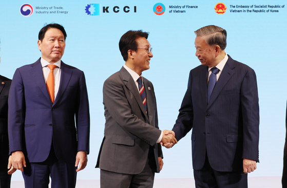 지난해 8월 김민석 국무총리, 최태원 SK그룹 회장, 또 럼 베트남 공산당 서기장이 한-베트남 비즈니스 포럼에서 만나 협력을 논의했다. 연합뉴스