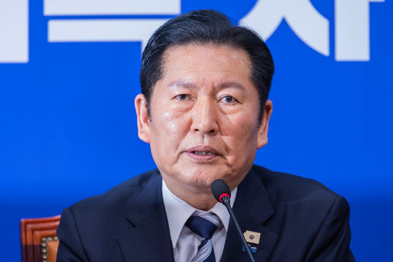 법원이 내란 우두머리 혐의로 기소된 윤석열 전 대통령에 대해 1심에서 무기징역을 선고한 19일 정청래 더불어민주당 최고위원들과 선고 중계방송을 지켜본 뒤 국회에서 열린 최고위원회의에 참석해 재판부에서 선고한 윤 전 대통령의 형량에 대해 유감 표명을 하고 있다. 연합뉴스 