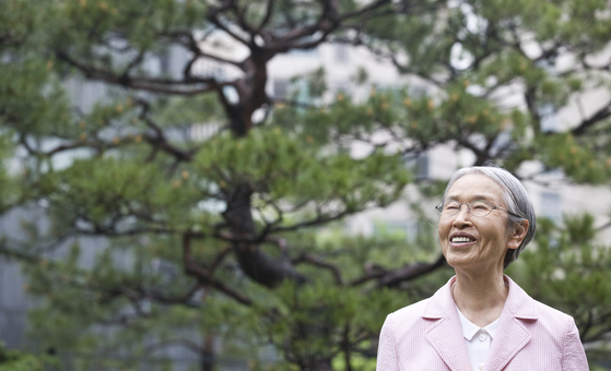 2012년 서울 방배동 자택에서 인터뷰 당시의 김기순 씨. 마당엔 유영국의 고향 울진의 소나무를 심었다. 권혁재 기자
