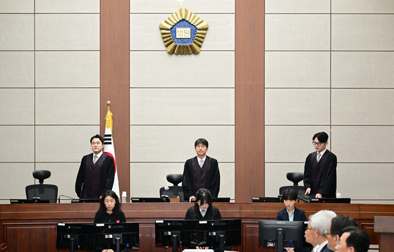 지귀연 부장판사(가운데)와 우배석판사인 김의담(사진상 좌측)·좌배석판사인 유영상 판사가 윤석열 전 대통령의 내란 우두머리 혐의 재판을 하기 위해 지난해 4월 21일 오전 서울 서초구 서울중앙지법 417호 법정으로 들어오고 있다. 뉴스1