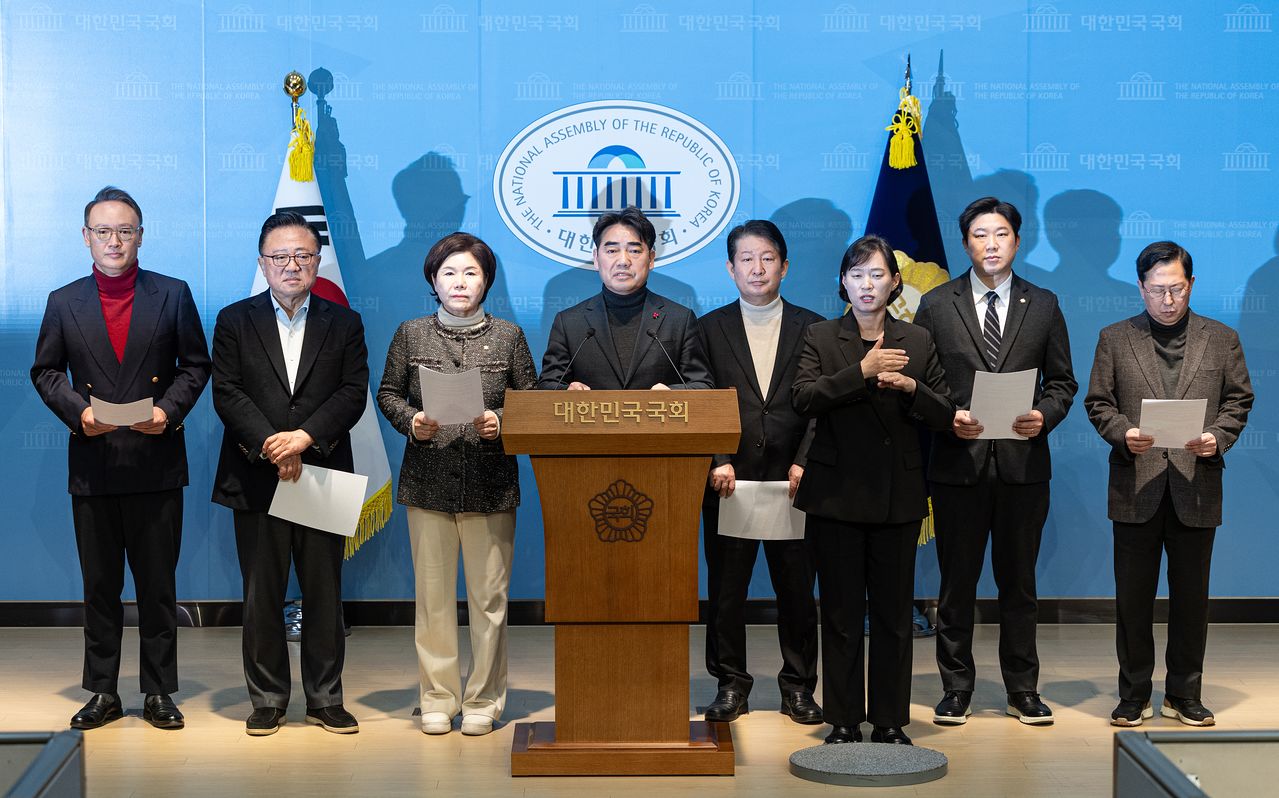 국민의힘 내 소장파 의원 모임인 '대안과 미래' 의원들이 19일 서울 여의도 국회 소통관에서 윤석열 전 대통령 내란죄 무기징역 선고와 관련 입장을 밝히고 있다. 뉴스1