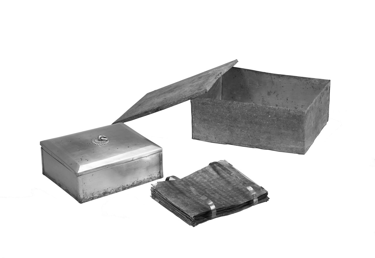 백제 왕궁리 오층석탑 출토 금강경판(가운데). [사진 푸른역사]