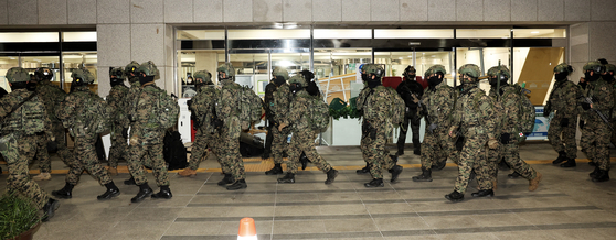 윤석열 대통령이 2024년 12월 3일 긴급 대국민 담화를 통해 비상계엄령을 발표한 가운데 다음날인 4일 새벽 서울 여의도 국회에서 계엄군이 본청 출입구를 지나고 있다. 전민규 기자