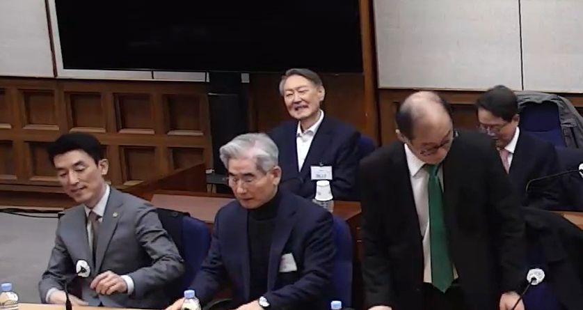 윤석열 전 대통령이 19일 서초구 서울중앙지방법원에서 열린 12·3 비상계엄 관련 내란 우두머리 혐의 1심 선고공판에 출석해 있다.   이날 서울중앙지법 형사합의25부(지귀연 부장판사)는 윤 전 대통령에게 무기징역을 선고했다. 연합뉴스 