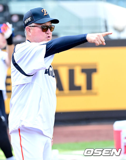 [OSEN=대전, 최규한 기자] 3일 대전 한화생명볼파크에서 ‘2025 신한 SOL Bank KBO리그’ 한화 이글스와 NC 다이노스의 경기가 열린다.홈팀 한화는 코디 폰세, 방문팀 NC는 신민혁을 선발로 내세운다.경기를 앞두고 진행된 훈련에서 한화 김경문 감독이 스태프들과 대화를 나누고 있다. 2025.09.03 / dreamer@osen.co.kr