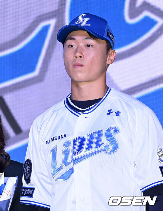 [OSEN=이대선 기자] 17일 오후 7일 오후 서울 롯데호텔 월드에서 ‘2026 KBO 신인 드래프트’가 열렸다.이번 드래프트는 전면 드래프트 방식으로 총 11라운드에 걸쳐 진행된다. 대상자는 총 1천261명으로, 고등학교 졸업 예정자 930명, 대학교 졸업 예정자 216명, 얼리 드래프트 신청자 51명, 해외 아마추어·프로 출신 선수 19명이다. 이 중 최대 110명이 KBO 10개 구단의 부름을 받게 된다.삼성에 지명된 서울고 이호범이 기념촬영을 하고 있다. 2025.09.17 /sunday@osen.co.kr