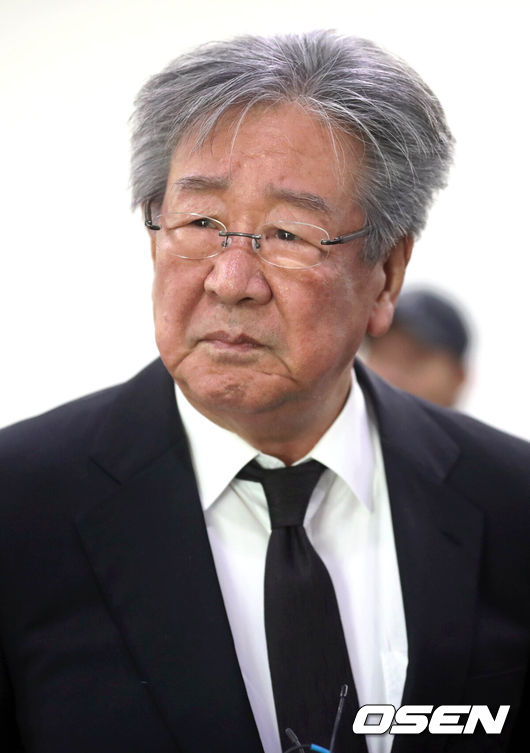 [OSEN=사진팀] 1960~70년대 은막을 군림하던 배우 신성일이 폐암 투병 끝에 타계했다. 이가운데 영화계 등에서 추모물결이 이어지고 있다.고(故) 신성일은 4일 오전 2시 30분 전남의 한 병원에서폐암 투병 끝에 세상을 떠났다. 향년 81세고 신성일의 빈소는 서울아산병원 장례식장 30호실에 마련됐으며 발인은 오는 11월6일로 예정돼 있다. 장지는 고인이 직접 건축해 살던 가옥이 위치한 경북 영천 성일각이다. /photo@osen.co.kr사진=사진공동취재단