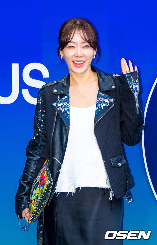 [OSEN=박준형 기자] 7일 서울 동대문디자인플라자(DDP)에서 '2026F/W서울패션위크' 그리디어스 패션쇼 및 포토월 행사가 진행됐다.2026F/W서울패션위크는 오는 8일까지DDP를 중심으로 패션쇼(15개 브랜드), 트레이드쇼(92개 브랜드), 서울패션포럼, 시민참여 프로그램 등으로 꾸며진다.방송인 안선영이 포즈를 취하고 있다.   2026.02.07 / soul1014@osen.co.kr