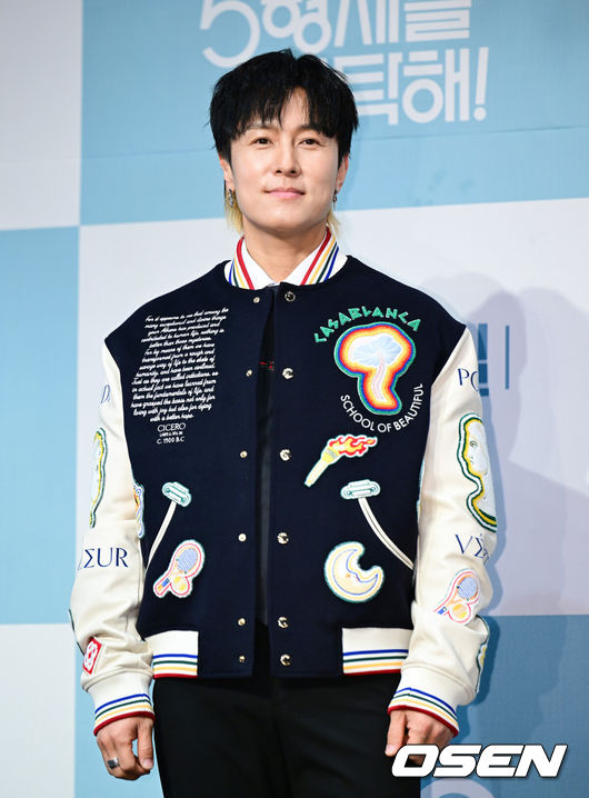 [OSEN=김성락 기자] 22일 오후 서울 구로구 라마다 신도림 호텔에서 KBS2 새 수목드라마 '독수리 5형제를 부탁해!' 제작발표회가 열렸다. 이날 행사에는 최상열 감독, 배우 엄지원, 안재욱, 최대철, 김동완, 윤박, 이석기, 박효주, 유인영이 참석했다. 배우 김동완이 포즈를 취하고 있다. 2025.01.22 / ksl0919@osen.co.kr