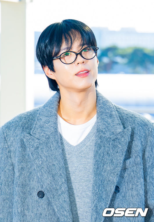 [OSEN=인천공항, 민경훈 기자] 배우 박보검이 5일 해외 일정차 인천국제공항을 통해 대만 가오슝으로 출국했다.박보검은 오는 6일 대만 가오슝에서 개최되는 ‘10주년 아시아 아티스트 어워즈 2025(10th Anniversary Asia Artist Awards 2025)(10주년 AAA 2025)’에 참석한다.박보검이 출국길에 포즈를 취하고 있다. 2025.12.05 /rumi@osen.co.kr