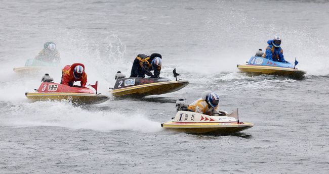 미사경정장에서 열린 경정 경주에 1코스로 출전한 임건이 가장 먼저 결승선을 향해 달려오고 있다.