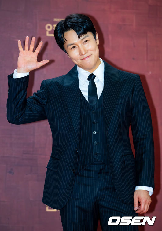 [OSEN=민경훈 기자] 31일 오후 서울 영등포구 여의도 KBS 신관 웨딩홀에서 2025 KBS 연기대상 레드카펫 포토월 행사가 열렸다.이날 오후 7시 10분 생방송으로 진행되는 ‘2025 KBS 연기대상’에서는 미니시리즈, 장편 드라마, 일일드라마 부문별 우수상과 최우수상을 비롯해 베스트 커플상, 인기상, 조연상, 신인상 등 시상이 진행된다.배우 김동완이 무대 위에서 포즈를 취하고 있다. 2025.12.31 /rumi@osen.co.kr