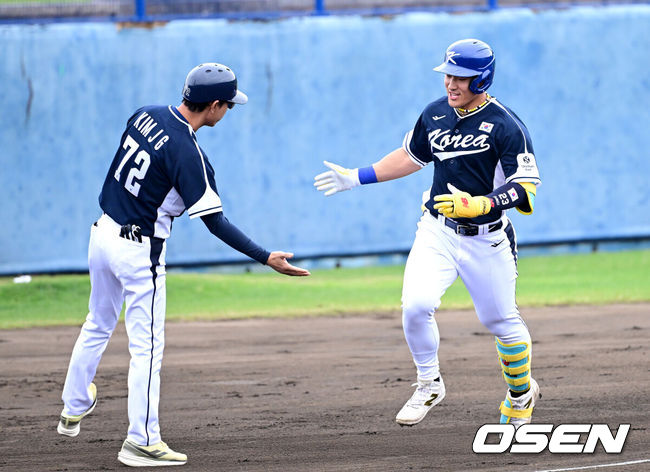 [OSEN=오키나와(일본), 최규한 기자] 2026 WBC(월드베이스볼클래식)를 준비하는 대한민국 야구 대표팀이 20일 오후 일본 오키나와 온나손 아카마 구장에서 프로야구 삼성 라이온즈와 연습경기를 펼쳤다. 야구 대표팀은 오키나와에서 국내 팀들과 6차례 연습경기를 치르며 전력을 끌어올릴 예정이다.1회초 대표팀 안현민이 선제 솔로포를 날리고 그라운드를 돌며 기뻐하고 있다. 2026.02.20 / dreamer@osen.co.kr
