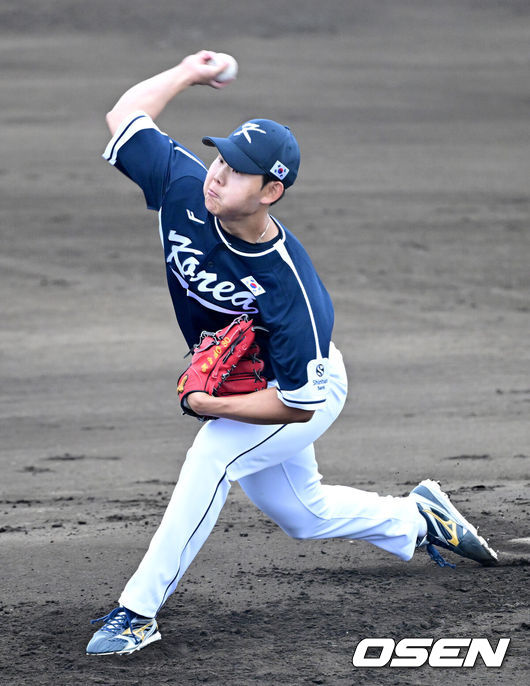 [OSEN=오키나와(일본), 최규한 기자] 2026 WBC(월드베이스볼클래식)를 준비하는 대한민국 야구 대표팀이 20일 오후 일본 오키나와 온나손 아카마 구장에서 프로야구 삼성 라이온즈와 연습경기를 펼쳤다. 야구 대표팀은 오키나와에서 국내 팀들과 6차례 연습경기를 치르며 전력을 끌어올릴 예정이다.1회말 대표팀 선발 소형준이 힘차게 공을 뿌리고 있다. 2026.02.20 / dreamer@osen.co.kr
