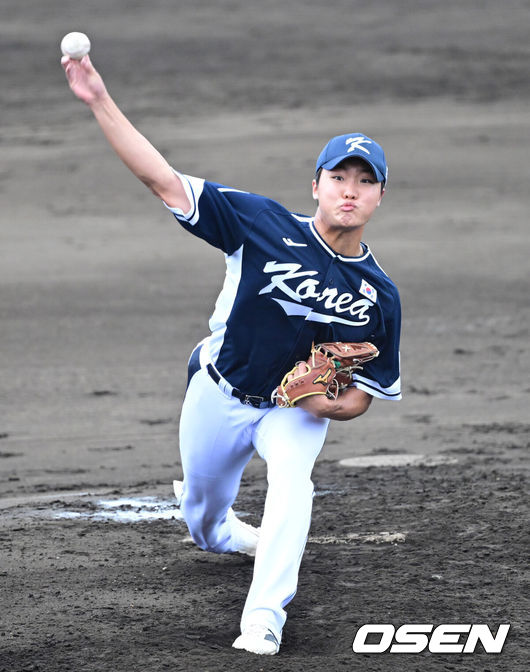 [OSEN=오키나와(일본), 최규한 기자] 2026 WBC(월드베이스볼클래식)를 준비하는 대한민국 야구 대표팀이 20일 오후 일본 오키나와 온나손 아카마 구장에서 프로야구 삼성 라이온즈와 연습경기를 펼쳤다. 야구 대표팀은 오키나와에서 국내 팀들과 6차례 연습경기를 치르며 전력을 끌어올릴 예정이다.3회말 대표팀 투수 정우주가 힘차게 공을 뿌리고 있다. 2026.02.20 / dreamer@osen.co.kr