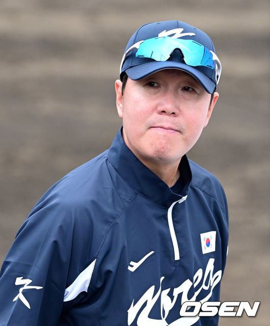 [OSEN=오키나와(일본), 최규한 기자] 2026 WBC(월드베이스볼클래식)를 준비하는 대한민국 야구 대표팀이 20일 오후 일본 오키나와 온나손 아카마 구장에서 프로야구 삼성 라이온즈와 연습경기를 펼쳤다. 야구 대표팀은 오키나와에서 국내 팀들과 6차례 연습경기를 치르며 전력을 끌어올릴 예정이다.경기를 마치고 대표팀 류지현 감독이 인터뷰를 준비하고 있다. 2026.02.20 / dreamer@osen.co.kr