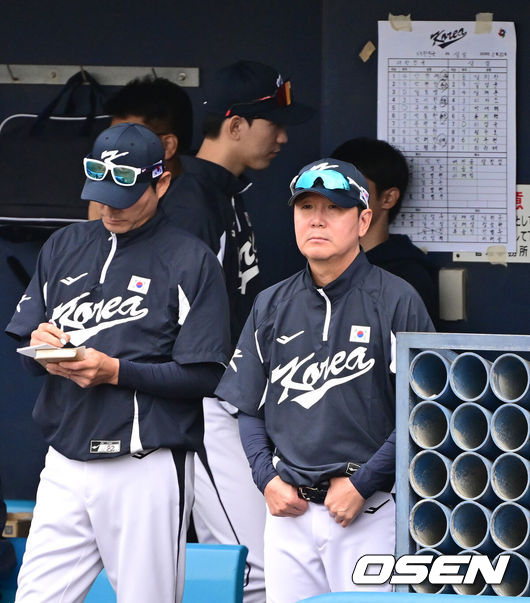 [OSEN=오키나와(일본), 최규한 기자] 2026 WBC(월드베이스볼클래식)를 준비하는 대한민국 야구 대표팀이 20일 오후 일본 오키나와 온나손 아카마 구장에서 프로야구 삼성 라이온즈와 연습경기를 펼쳤다. 야구 대표팀은 오키나와에서 국내 팀들과 6차례 연습경기를 치르며 전력을 끌어올릴 예정이다.대표팀 류지현 감독이 그라운드를 주시하고 있다. 2026.02.20 / dreamer@osen.co.kr