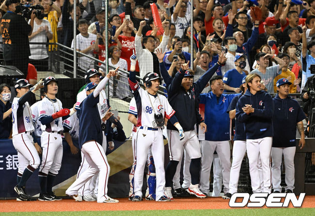 [OSEN=타이베이(대만), 이대선 기자] 그 어떤 대표팀보다 분위기가 좋다고 자부했던 류중일호가 프리미어12 B조 조별예선 첫 경기에서 충격패를 당했다.류중일 감독이 이끄는 한국 야구대표팀은 13일 대만 타이베이 타이베이돔에서 펼쳐진 2024 WBSC 프리미어12 B조 조별예선 대만과의 1차전에서 3-6으로 패했다.2회말 2사 만루에서 대만 천천웨이가 만루 홈런을 치고 동료들과 환호하고 있다. 2024.11.13 /sunday@osen.co.kr