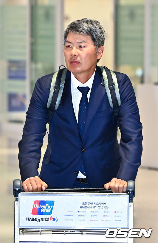 [OSEN=인천공항, 박준형 기자]  두산 베어스가 20일 오후 호주 시드니 1차 전지훈련을 마치고 인천국제공항을 통해 귀국했다.두산은 지난 1월 23일부터 2월 19일까지 호주 시드니 블랙타운 야구장에서 체력 및 전술 훈련 위주의 1차 캠프를 진행했다. 그리고 오는22일 일본 미야자키로 출국해 '구춘 대회' 포함 7차례 연습경기를 치를 예정이다.두산 김원형 감독이 입국장을 나서고 있다.  2026.02.20  / soul1014@osen.co.kr