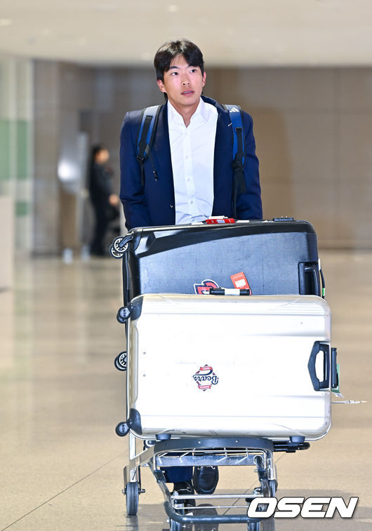 [OSEN=인천공항, 박준형 기자]  두산 베어스가 20일 오후 호주 시드니 1차 전지훈련을 마치고 인천국제공항을 통해 귀국했다.두산은 지난 1월 23일부터 2월 19일까지 호주 시드니 블랙타운 야구장에서 체력 및 전술 훈련 위주의 1차 캠프를 진행했다. 그리고 오는22일 일본 미야자키로 출국해 '구춘 대회' 포함 7차례 연습경기를 치를 예정이다.두산 김민석이 입국장을 나서고 있다.  2026.02.20  / soul1014@osen.co.kr