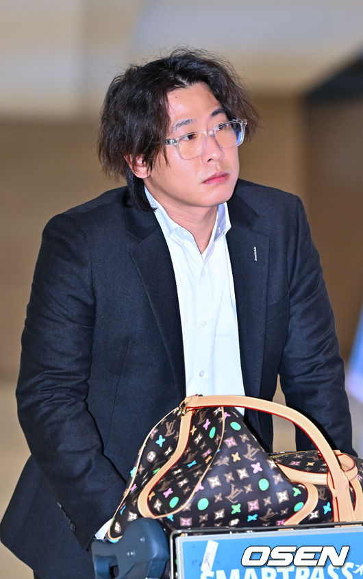 [OSEN=인천공항, 박준형 기자]  두산 베어스가 20일 오후 호주 시드니 1차 전지훈련을 마치고 인천국제공항을 통해 귀국했다.두산은 지난 1월 23일부터 2월 19일까지 호주 시드니 블랙타운 야구장에서 체력 및 전술 훈련 위주의 1차 캠프를 진행했다. 그리고 오는22일 일본 미야자키로 출국해 '구춘 대회' 포함 7차례 연습경기를 치를 예정이다.두산 박찬호가 입국장을 나서고 있다.  2026.02.20  / soul1014@osen.co.kr