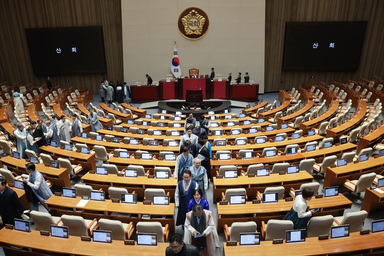 지난 12일 국회에서 열린 2월 임시국회 본회의 산회 후 한복을 입은 의원들이 본회의장을 떠나고 있다. 연합뉴스