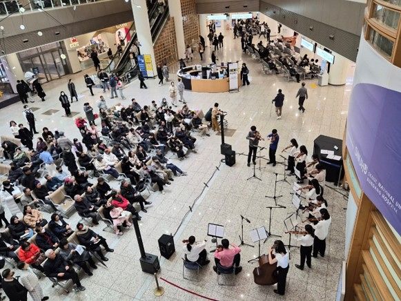 더 스트링즈 서울(예술감독 이수연)은 지난 2월 11일 분당서울대학교병원 로비에서 '현과 봄'을 주제로 봉사 연주회를 개최했다.