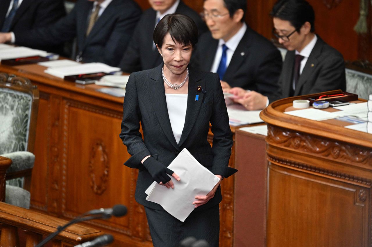 다카이치 사나에 일본 총리가 20일 국회 시정 연설을 위해 자리를 이동하고 있다. AFP=연합뉴스