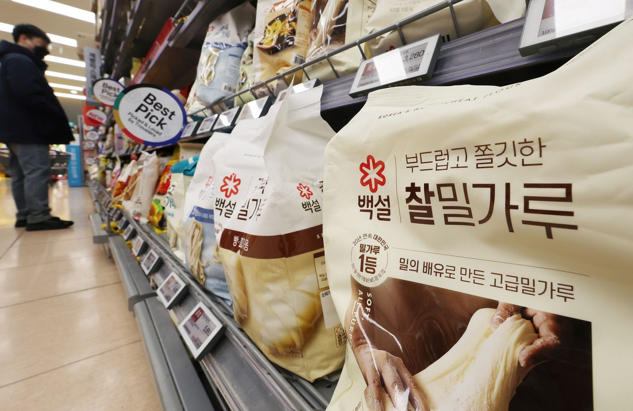 공정거래위원회가 밀가루 가격을 담합한 혐의를 받고 있는 국내 제분업체들에 대한 제재 절차에 착수했다. 사진은 8일 서울의 한 대형마트 밀가루 판매대. 연합뉴스