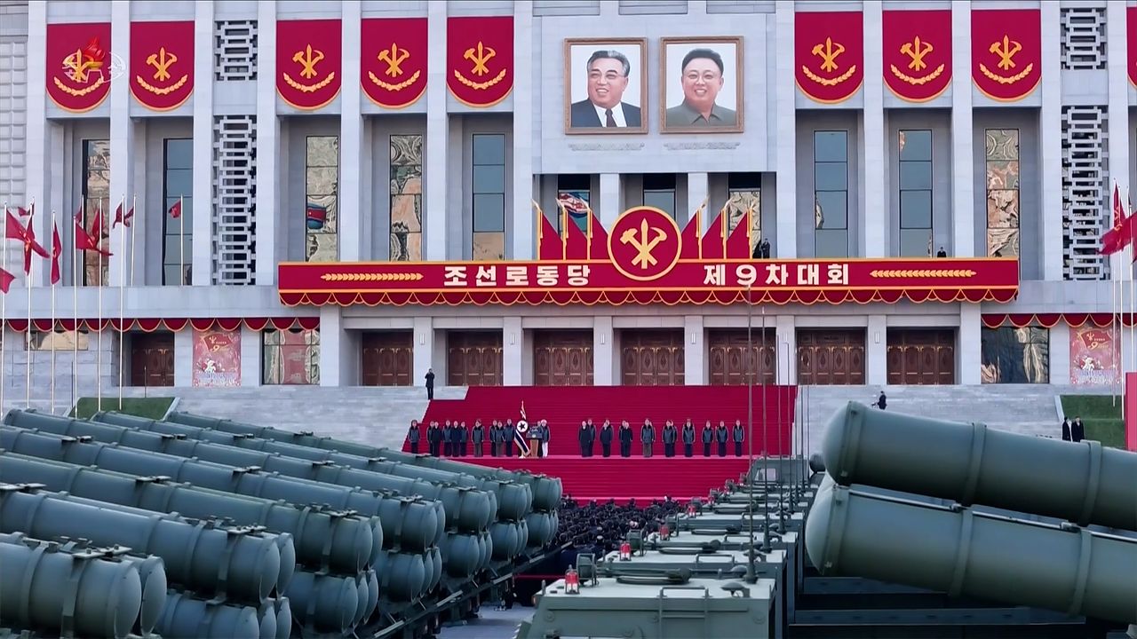  김정은 북한 국무위원장이 참석한 가운데 지난 18일 평양 4.25문화회관 광장에서 군수공업부문 노동계급의 노동당 제9차대회 600㎜ 대구경 방사포 50문 증정식이 진행됐다고 조선중앙TV가 19일 보도했다. 조선중앙TV 화면